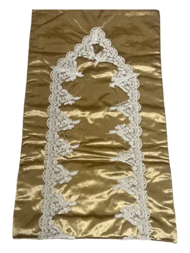 Bettdecke in Goldfarbe mit handgefertigter Stickerei