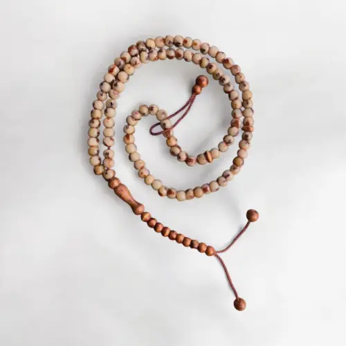 Handgjord Tasbih gjord av dadelkärnor med 99 pärlor