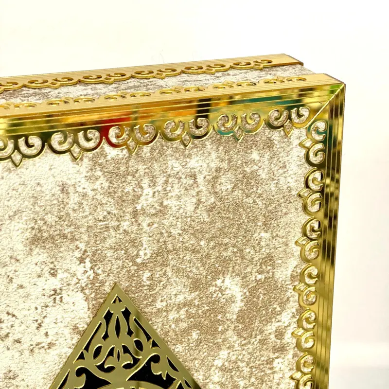 Lyxig koranhållare med koran i ljus/guld marmorlook