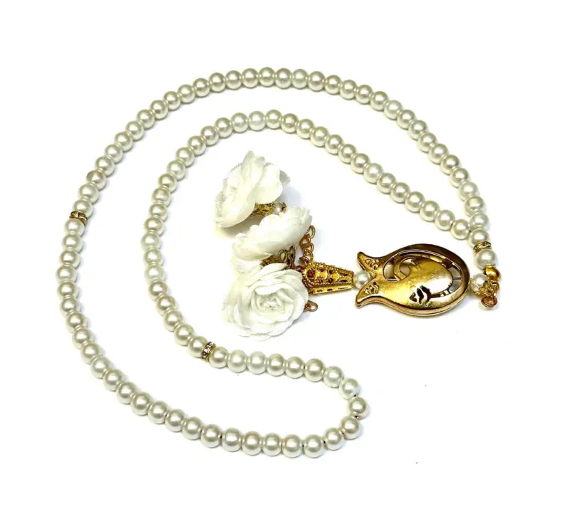 Weiße Blumen-Tasbih mit goldenen Details, 99 Perlen
