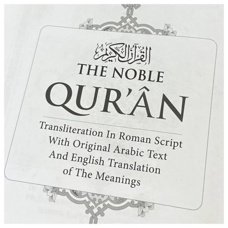The Noble Quran mit englischer Übersetzung sowie lateinischen Buchstaben
