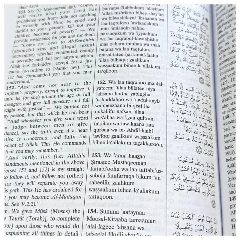 The Noble Quran mit englischer Übersetzung sowie lateinischen Buchstaben