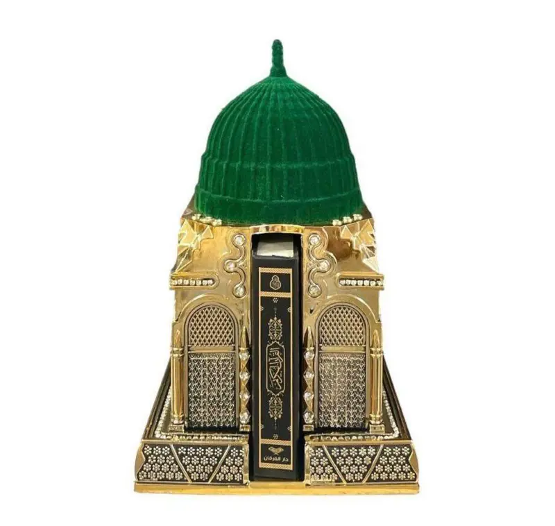 Medina dekoration i guld och grön sammet med koran