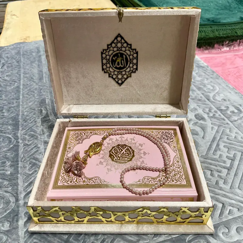 Stor Koran-presentask i ljusrosa med gulddetaljer