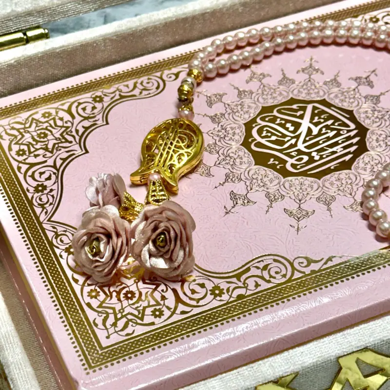 Stor Koran-presentask i ljusrosa med gulddetaljer