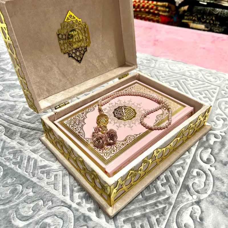 Stor Koran-presentask i ljusrosa med gulddetaljer