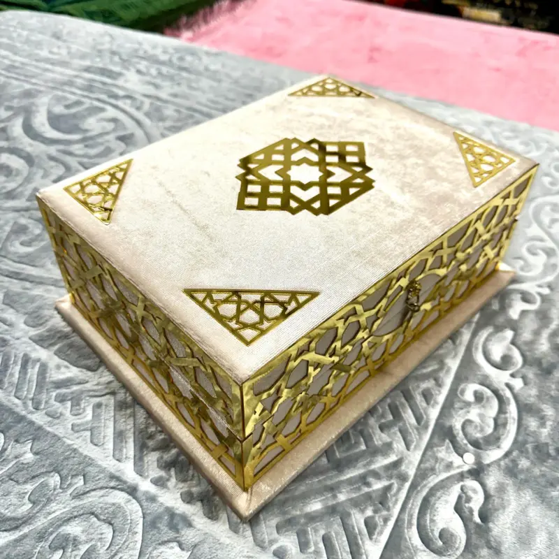 Stor Koran-presentask i ljusrosa med gulddetaljer