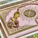 Stor Koran-presentask i ljusrosa med gulddetaljer