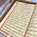 Stor Koran-presentask i ljusrosa med gulddetaljer